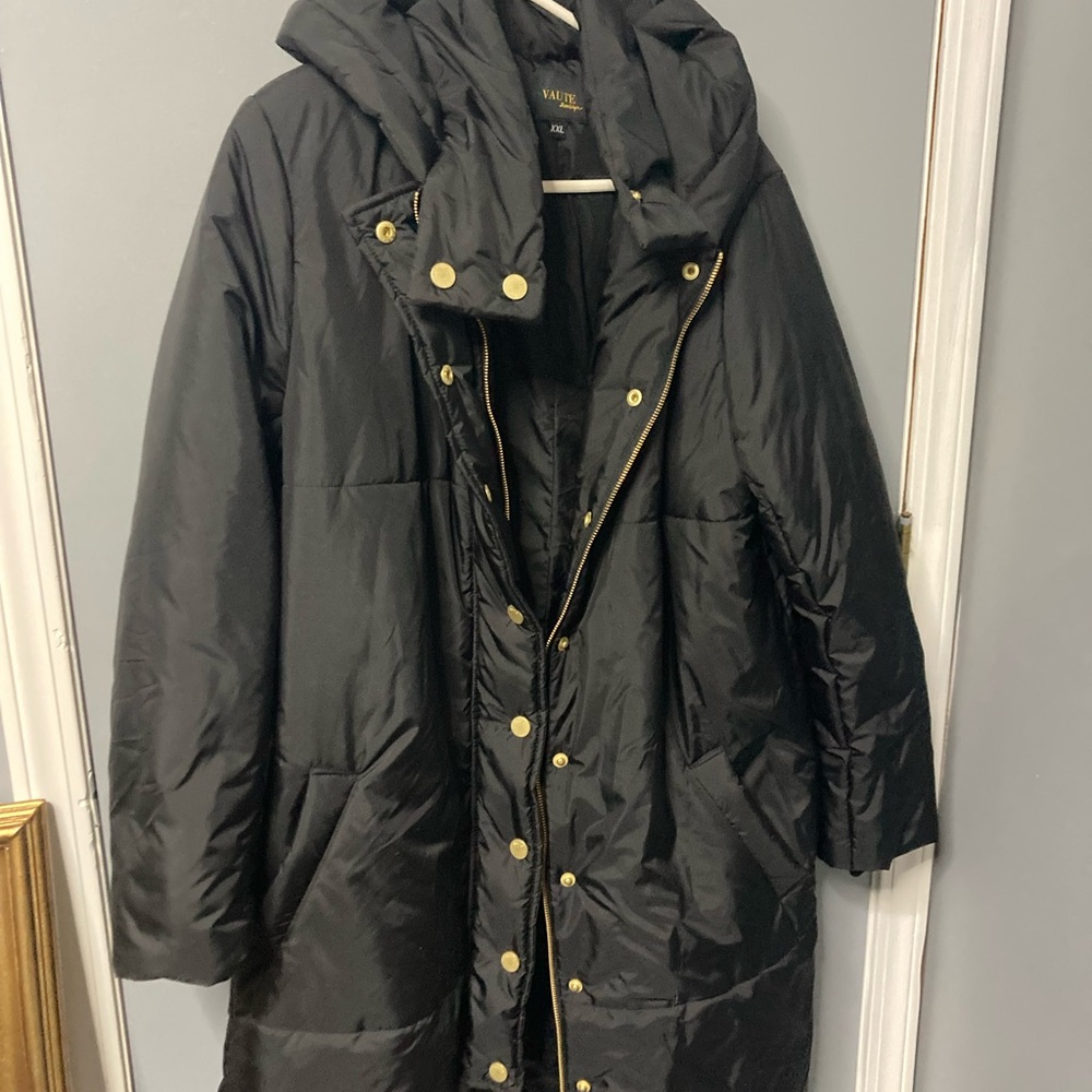 Elegant Black Puffer Jacket with Gold Accents